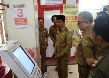 Sidak ke Dukcapil, Wabup PPU Abdul Waris Minta Tidak Biarkan Warga Menunggu Lama