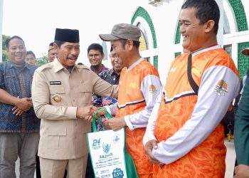 Wabup PPU Abdul Waris Serahkan Zakat Fitrah dan Mal kepada Mustahik