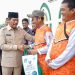 Wabup PPU Abdul Waris Serahkan Zakat Fitrah dan Mal kepada Mustahik