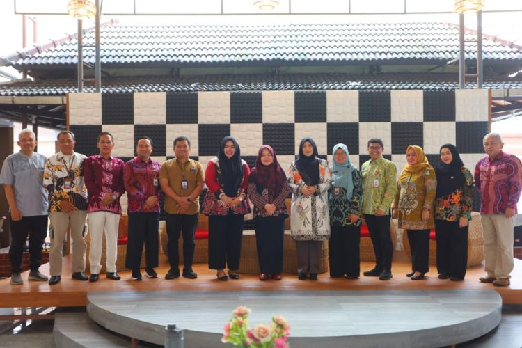 Ketua Dekranasda PPU Tinjau Galeri UMKM Kaltim, Jajaki Penguatan Program Kerajinan Lokal