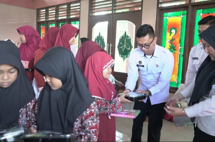 Imigrasi Samarinda Salurkan Makanan Bergizi untuk Siswa SDN 025 Lempake, Dukung Program Presiden RI