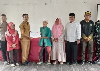 Pemdes Kayu Batu Salurkan BLT Jelang Idulfitri 1446 H untuk Dukung Kesejahteraan Warga