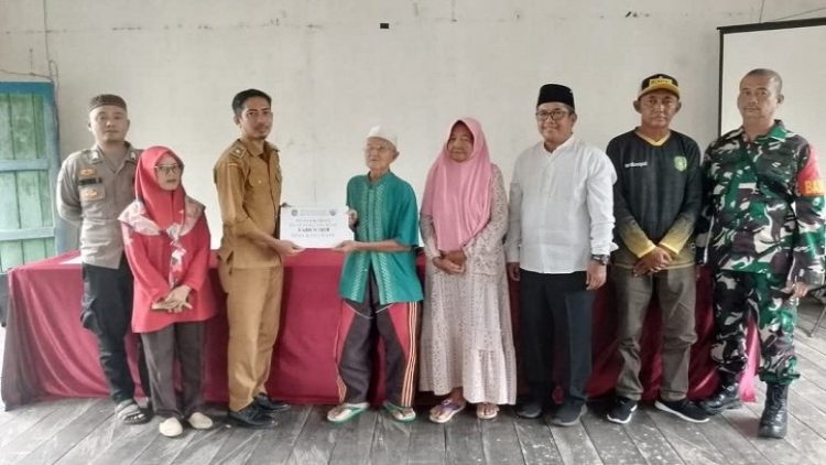 Pemdes Kayu Batu Salurkan BLT Jelang Idulfitri 1446 H untuk Dukung Kesejahteraan Warga