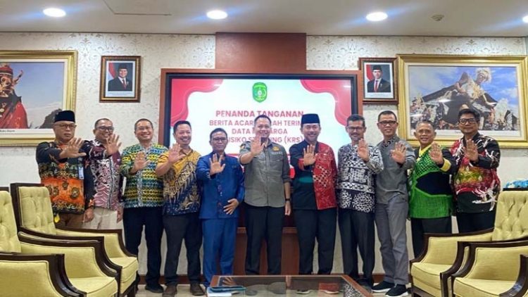 Pemkab Kukar dan BKKBN Kaltim Perkuat Sinergi Penurunan Stunting melalui Serah Terima Data KRS