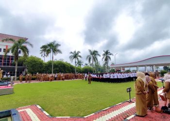 Sekda Kukar Serahkan SK P3K Secara Simbolis Saat Apel Pagi di Kantor Bupati