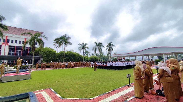 Sekda Kukar Serahkan SK P3K Secara Simbolis Saat Apel Pagi di Kantor Bupati