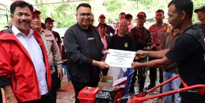 Bupati Kukar Serahkan Bantuan Pertanian dan Kesenian di Maluhu, Dorong Anak Muda Jadi Petani