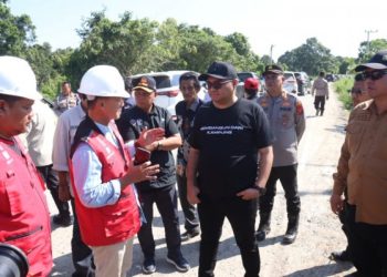 Bupati Kukar Tinjau Proyek Jalan Hulu Mahakam, Target Rampung 2026
