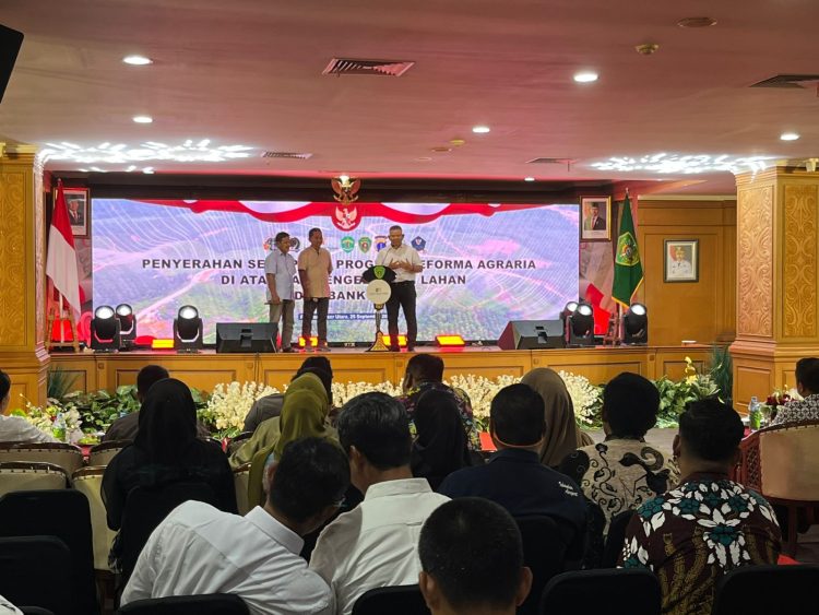 PPU Catat Sejarah Baru, 23 Sertifikat Reforma Agraria Diserahkan kepada Warga