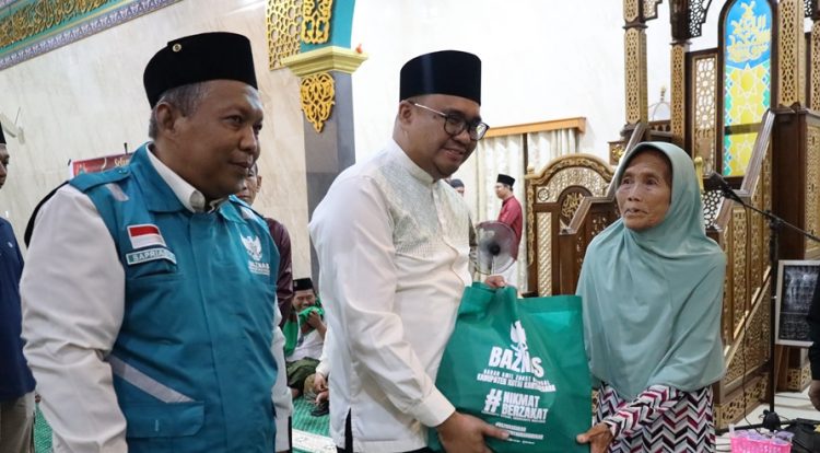 Bupati Kukar Aulia Rahman Safari Subuh di Muara Wis, Serahkan Bantuan untuk Masyarakat