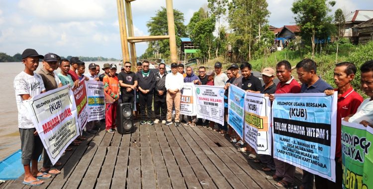 Dorong Gaya Hidup Sehat dan Ekonomi Warga, Bupati Kukar Gelar Zumba dan Serahkan Bantuan untuk Nelayan