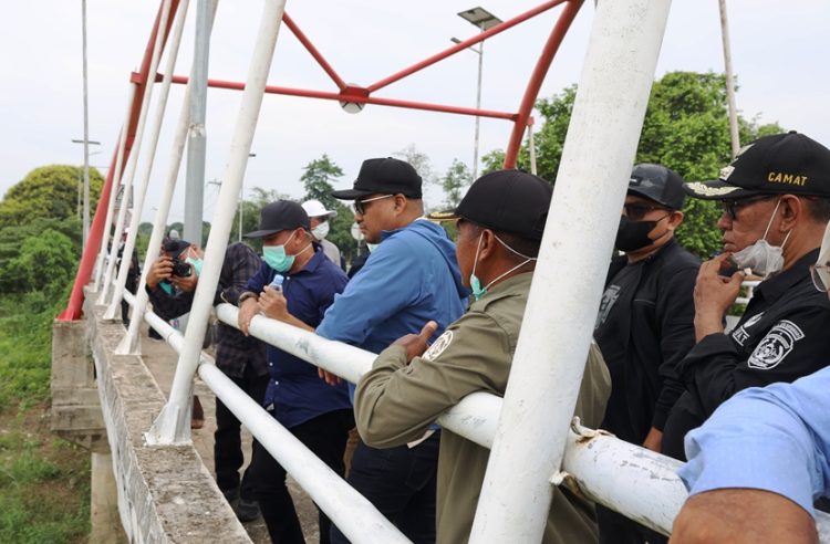 Bupati Kukar Lantik Anggota BPD dan Tinjau Infrastruktur di Muara Wis