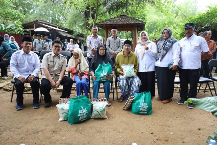 Pemkab Kukar Serahkan Bantuan Alsintan dan Bedah Rumah di Tenggarong Seberang