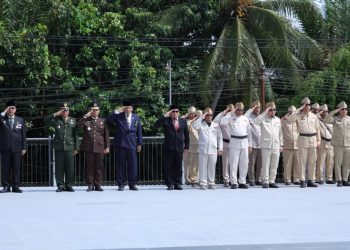 Dari Taman Makam Bukit Biru, Sekda Kukar Ingatkan Makna Perjuangan: “Kemerdekaan Bukan Hadiah, Tapi Warisan yang Harus Dijaga”