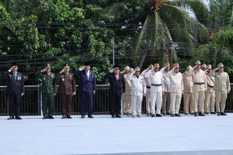 Dari Taman Makam Bukit Biru, Sekda Kukar Ingatkan Makna Perjuangan: “Kemerdekaan Bukan Hadiah, Tapi Warisan yang Harus Dijaga”