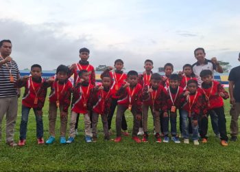 Festival Sepak Bola Usia Dini Bupati Cup 2025 Resmi Dibuka, SSB Teluk Pandan Kutim Tampilkan Semangat Juang Tinggi