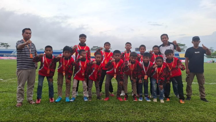 Festival Sepak Bola Usia Dini Bupati Cup 2025 Resmi Dibuka, SSB Teluk Pandan Kutim Tampilkan Semangat Juang Tinggi