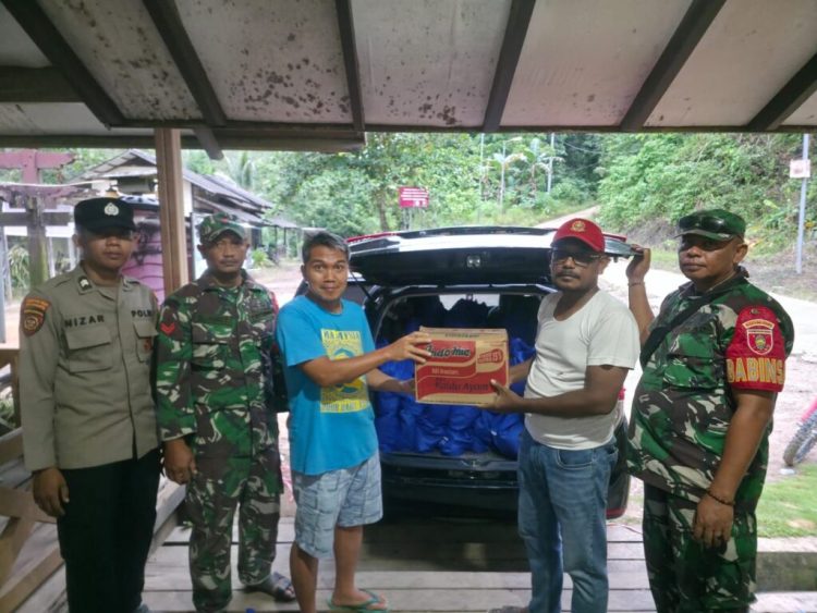 Pemkab Kutim dan Baznas Salurkan 300 Paket Sembako untuk Korban Banjir Batu Timbau