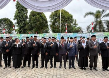 Bupati Kutim Serahkan Satya Lencana pada Peringatan HAB Ke-80 Kemenag RI