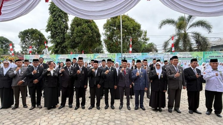 Bupati Kutim Serahkan Satya Lencana pada Peringatan HAB Ke-80 Kemenag RI