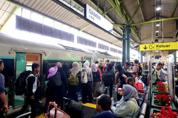 Arus Balik Nataru Masih Tinggi, KAI Sediakan 13.000 Tiket dan Diskon 30 Persen