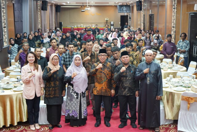 30 THL Petugas Kebersihan Sangatta Utara Terima Penghargaan dari Pemkab Kutim