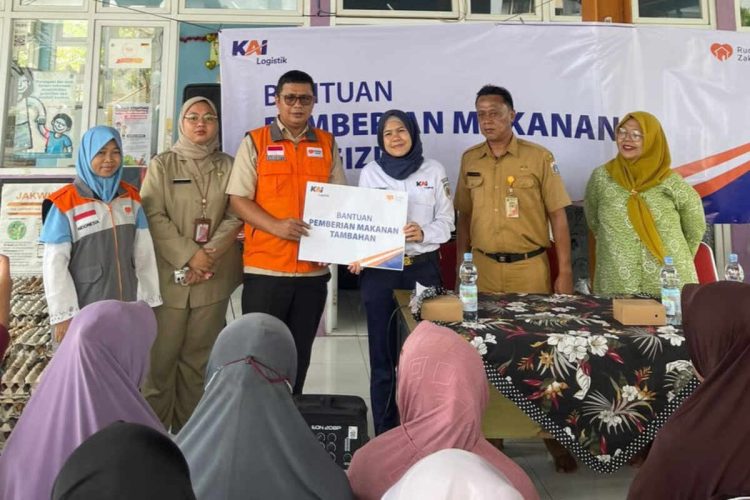 Peringati Hari Gizi Nasional, KAI Logistik Distribusikan 300 Paket Gizi Untuk Masyarakat Di Marunda