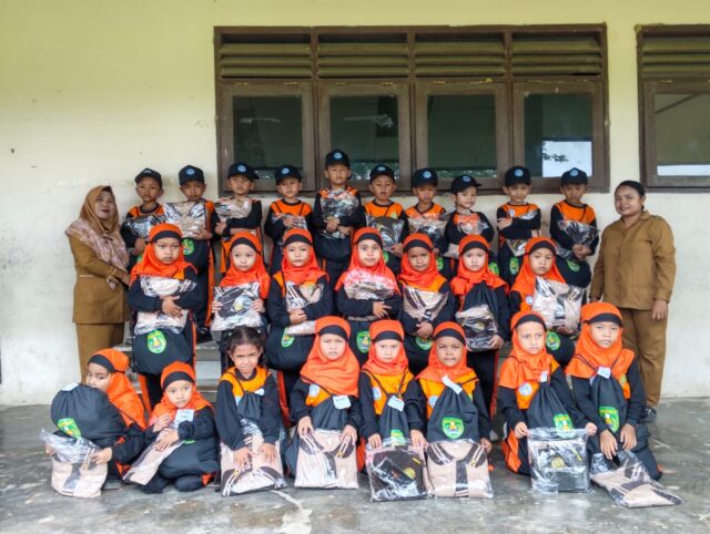Lewat Disdikbud, Pemkab Kutim Ringankan Beban Orang Tua dengan Bantuan Perlengkapan Sekolah