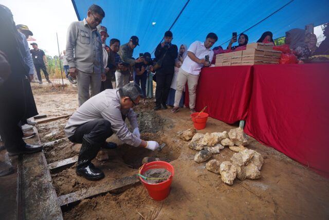 Bupati Kutai Timur Letakkan Batu Pertama Pembangunan Pondok Tahfidz di Karangan Seberang