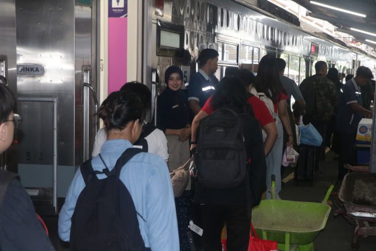 Libur Panjang Imlek 2026: Ketepatan Waktu Capai 99%, KAI Daop 9 Jember Catat Kinerja Positif