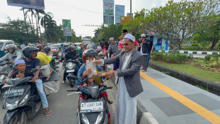 Warga Madura Samarinda Bagikan 3.200 Takjil dan Ribuan Sate di Dua Simpang Kota, Libatkan Pedagang Lokal