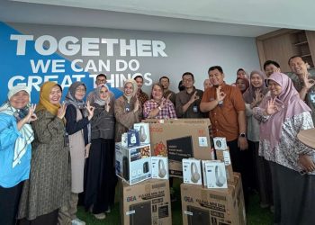 Sinergi Kebaikan: BRI Jakarta Kalimalang dan Agen BRILink Toko Danu Bagikan Sembako untuk Warga Duren Sawit