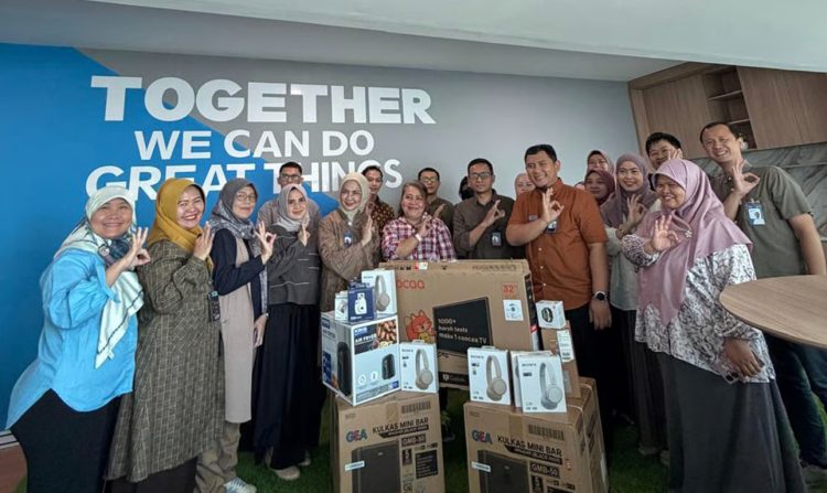 Sinergi Kebaikan: BRI Jakarta Kalimalang dan Agen BRILink Toko Danu Bagikan Sembako untuk Warga Duren Sawit