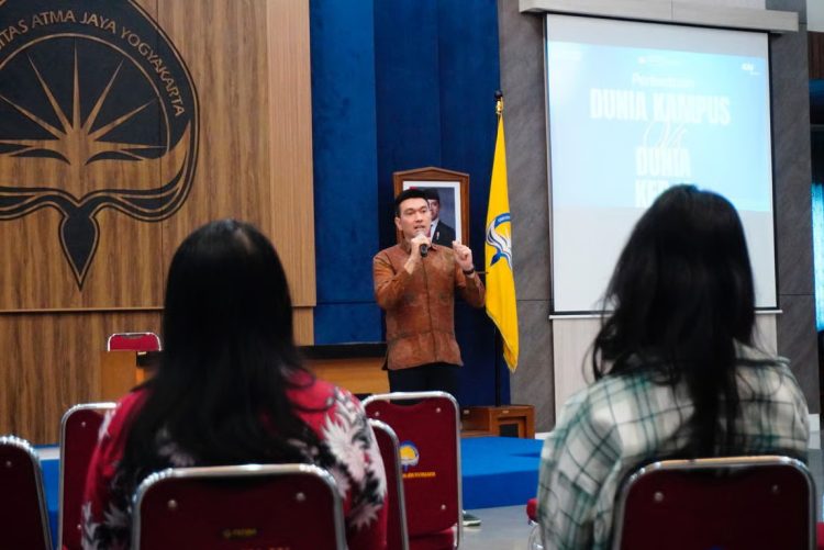 Sinergi Persiapan Angkutan Lebaran, KAI Logistik Kirim 12 Lokomotif ke Pulau Jawa