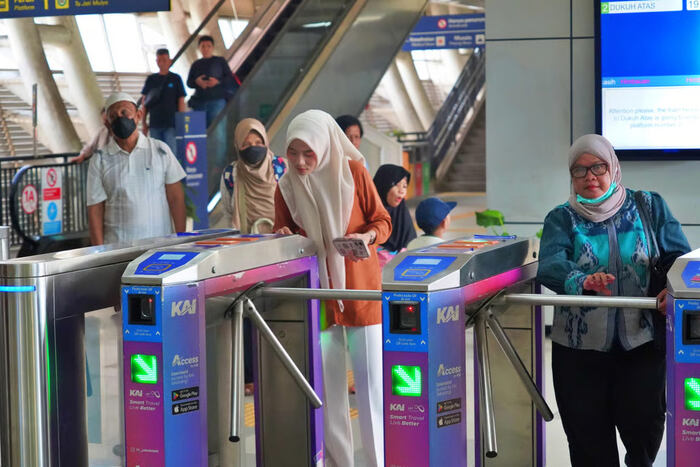 Hari Pertama WFH ASN, Pengguna LRT Jabodebek Turun 10 Persen, Layanan Optimal