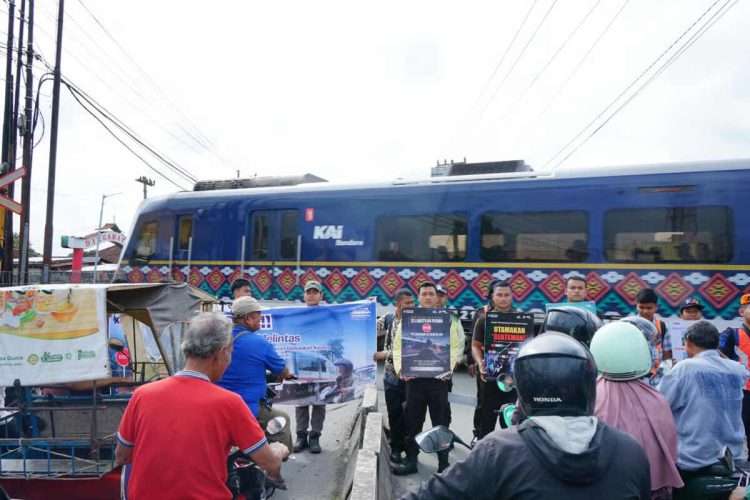 Frontliner BRI Krekot Kenakan Busana Nasional di Hari Kartini