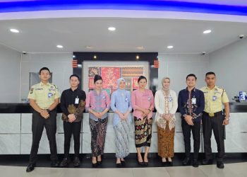 Peringati Hari Kartini, Frontliner BRI Branch Office Rawamangun Tampil Anggun Berkebaya
