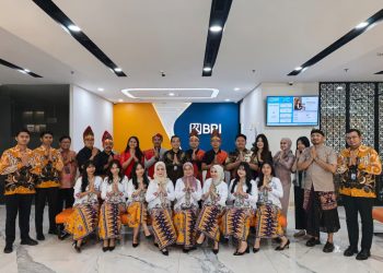 Peringati Hari Kartini, Pekerja BRI Branch Office Kelapa Gading Kenakan Busana Nasional Saat Layani Nasabah