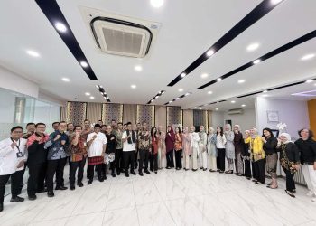Kompak dan Anggun, Frontliner BRI Branch Office Jatinegara Kenakan Pakaian Nasional di Hari Kartini