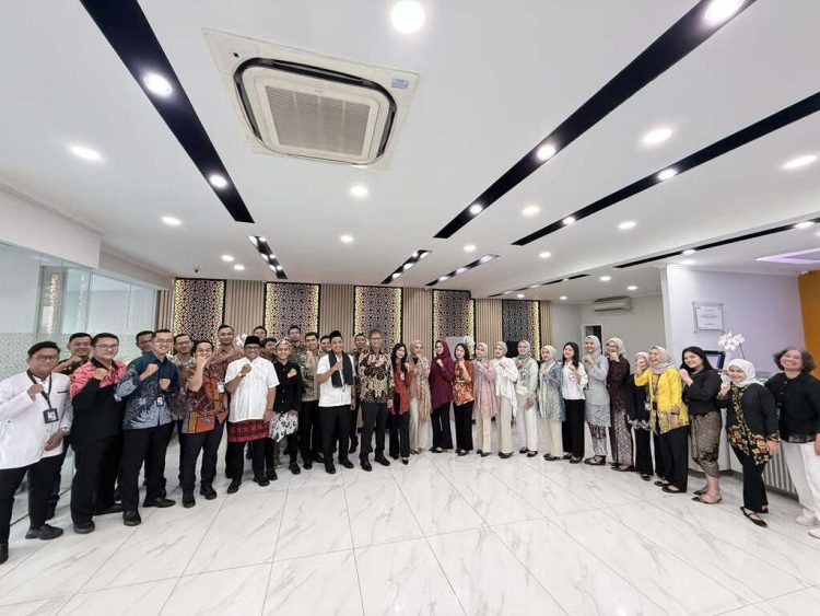 Kompak dan Anggun, Frontliner BRI Branch Office Jatinegara Kenakan Pakaian Nasional di Hari Kartini