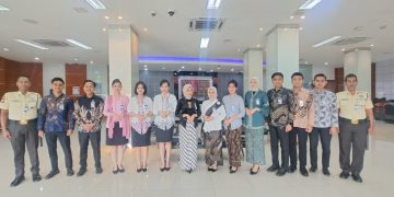 Peringati Hari Kartini, Pekerja BRI Branch Office Veteran Kenakan Pakaian Nasional Saat Layani Nasabah