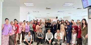 Peringati Hari Kartini, Pekerja Pria dan Wanita BRI Branch Office Segitiga Senen Kompak Kenakan Pakaian Nasional