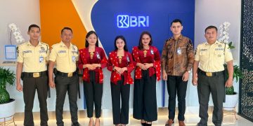 Peringati Hari Kartini, Pekerja BRI Branch Office Kelapa Gading Kenakan Busana Nasional Saat Layani Nasabah