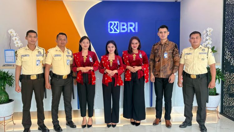 Peringati Hari Kartini, Pekerja BRI Branch Office Kelapa Gading Kenakan Busana Nasional Saat Layani Nasabah