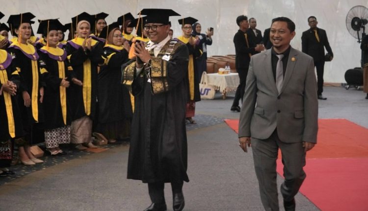 Hadiri Wisuda UT Samarinda, Saefuddin Zuhri Tegaskan Pentingnya Pendidikan untuk Masa Depan Daerah