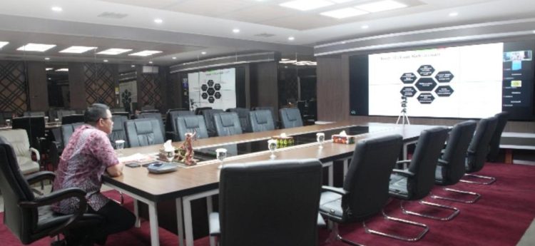 Wali Kota Andi Harun Bahas Tata Kelola Kehutanan dan Krisis Lingkungan dalam Kuliah di UWGM