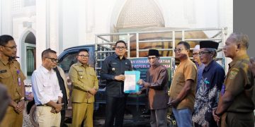 Wali Kota Samarinda Serahkan Bantuan Sapi Kurban Presiden untuk Masjid Raya Darussalam