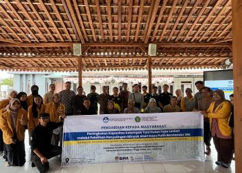 FKLT dan FISIP Unmul melalui kegiatan PKM Pendanaan Hibah BIMA Kemediktisaintek, Kenalkan Produksi Minyak Atsiri Kayu Putih dan Penguatan Tata Kelola Kelembagaan KTH Fajar Lestari Desa Manunggal Jaya