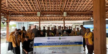 FKLT dan FISIP Unmul melalui kegiatan PKM Pendanaan Hibah BIMA Kemediktisaintek, Kenalkan Produksi Minyak Atsiri Kayu Putih dan Penguatan Tata Kelola Kelembagaan KTH Fajar Lestari Desa Manunggal Jaya