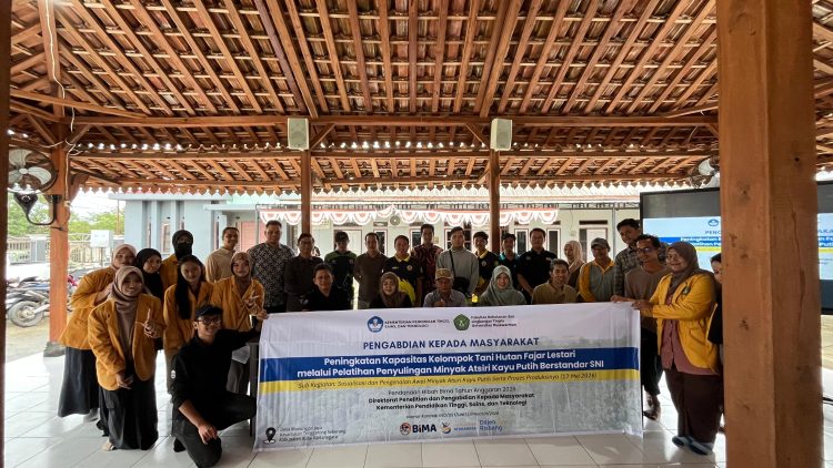 FKLT dan FISIP Unmul melalui kegiatan PKM Pendanaan Hibah BIMA Kemediktisaintek, Kenalkan Produksi Minyak Atsiri Kayu Putih dan Penguatan Tata Kelola Kelembagaan KTH Fajar Lestari Desa Manunggal Jaya